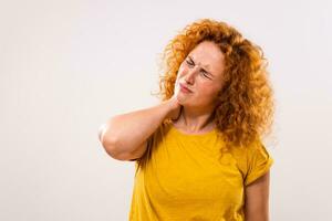 jengibre mujer es teniendo cuello dolor foto