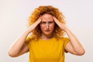 jengibre mujer es teniendo dolor de cabeza foto