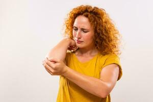 jengibre mujer es teniendo dolor en su codo foto