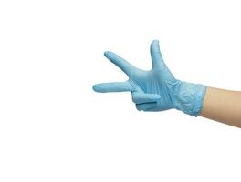 gesto con el palma de el mano de un invisible hombre en un azul guante de nitrilo. aislado en un blanco antecedentes foto