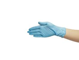 palma en un azul guante de nitrilo estirado fuera para un apretón de manos. aislado en un blanco antecedentes. foto