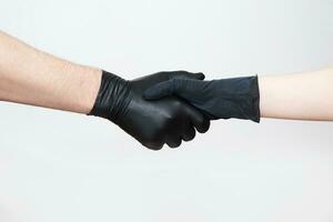 apretón de manos con guantes durante cuarentena. precauciones a evitar infección durante un epidemia y proteger tu salud. alto calidad foto