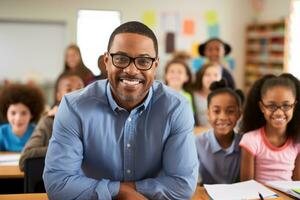 sonriente africano americano hombre vistiendo lentes enseñando en aula. ai generado foto