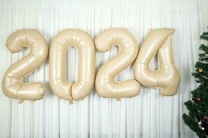 contento nuevo año 2024 concepto. globos decir 2024. foto