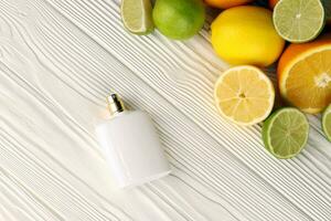 perfume con agrios extractos selectivo enfocar. spa día, concepto de frescura perfume botella con limón Lima y naranja foto