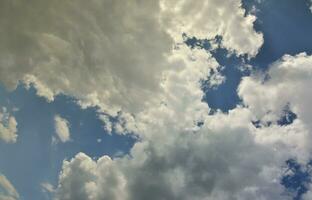 hermosa plantilla de fondo de cielo azul con algo de espacio para el mensaje de texto de entrada a continuación aislado en azul foto