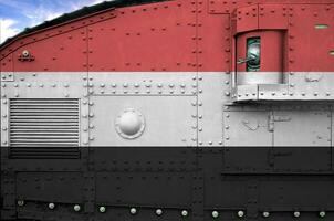Yemen bandera representado en lado parte de militar blindado tanque de cerca. Ejército efectivo conceptual antecedentes foto