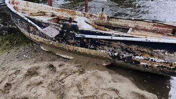 oud visvangst boot Aan zand in de buurt de zee video