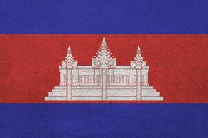 bandera de camboya representada en colores de pintura brillante en la antigua pared de yeso en relieve. banner texturizado sobre fondo áspero foto