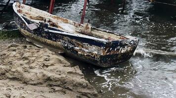 vieux pêche bateau sur le sable près le mer video