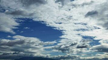 suave branco chuvoso cumulus nuvens Tempo lapso video