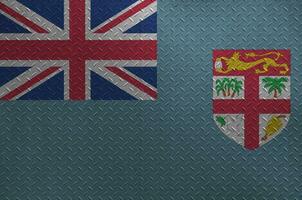 Fiji bandera representado en pintar colores en antiguo cepillado metal plato o pared de cerca. texturizado bandera en áspero antecedentes foto