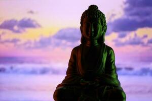 Buda purnima y vesak día concepto, Buda estatua con bajo llave ligero en contra hermosa y vistoso antecedentes. meditación foto