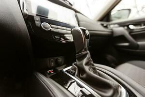 Vista interior del coche con salón negro. foto