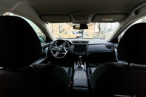 Vista interior del coche con salón negro. foto