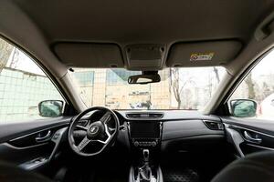 Vista interior del coche con salón negro. foto