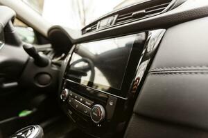 moderno coche interior con tablero y multimedia foto