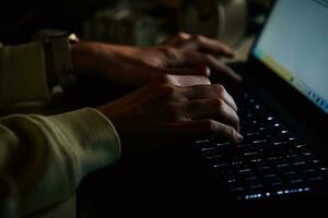 anónimo mujer trabajando en ordenador portátil a noche foto