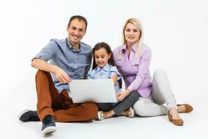 padres y hija utilizando ordenador portátil foto