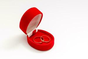dos Boda anillos en bonito rojo caja aislado en blanco antecedentes foto