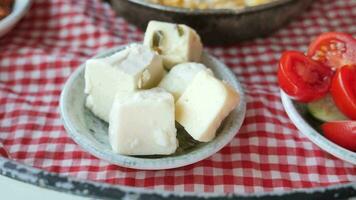 queijo cubos dentro uma pausa velozes mesa , video