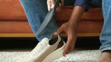 mannen hand- zetten orthopedische inlegzolen in schoenen video