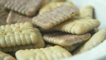 dichtbij omhoog van klein zoet koekjes in een bord video