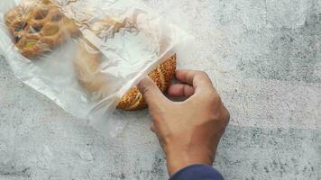 Haut vue de main choisir turc beignet simit sur table video