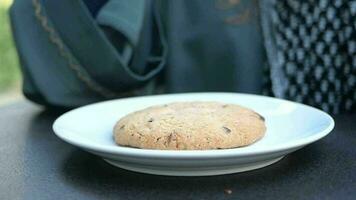 lento movimento di donne mano raccogliere dolce cucinando a partire dal un' piatto video