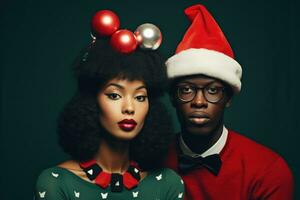 ai generado africano americano hombre y mujer en Navidad sombreros en oscuro fondo, negro hombre y un mujer vistiendo Navidad sombreros, ai generado foto