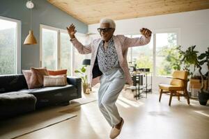 ai generado contento mayor mujer saltando en el vivo habitación a hogar. ella es vistiendo lentes y un chaqueta, alegre activo retirado mayor bailando a disco música en espacioso vivo habitación, ai generado foto