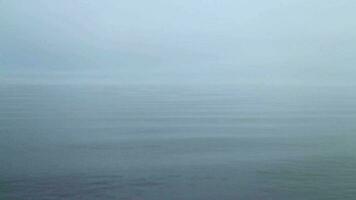 calma suave mar, invierno mañana, denso niebla, nada es visible, el agua fusiona con el cielo video