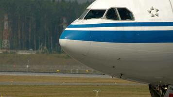 Moscú, ruso federación julio 29, 2021 aerobús a330, si 5947 de aire China rodaje a sheremetyevo aeropuerto, cerca arriba. piloto en un médico mascarilla, pandemia período, coronavirus video