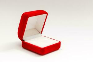 rojo terciopelo caja para el anillo, abrió, aislado terminado el blanco antecedentes foto