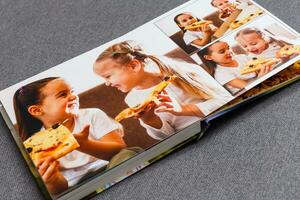 para niños foto libro, niños comer Pizza