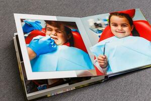 para niños foto libro, un pequeño niña a el dentista