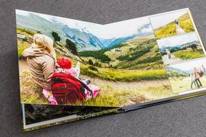 el fotolibro abrió, viaje en Suiza, en gris antecedentes foto