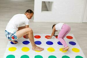 papi con pequeño niña teniendo divertido juntos foto