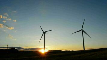 vent turbines de énergie renouvelable en mouvement à crépuscule le coucher du soleil video