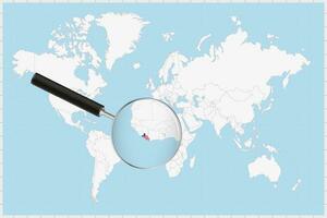 aumentador vaso demostración un mapa de Liberia en un mundo mapa. vector