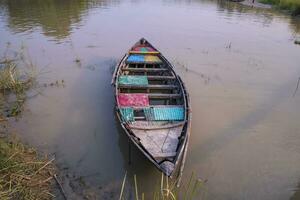 paisaje ver de tradicional de madera pescar barcos en el apuntalar de el padma río en Bangladesh foto
