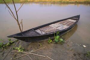 paisaje ver de tradicional de madera pescar barcos en el apuntalar de el padma río en Bangladesh foto