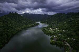 aéreo foto de dos bocas lago en utuado, puerto rico