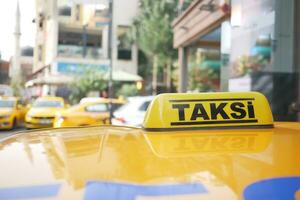 Taxi coche en el calle en Estanbul foto