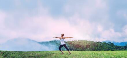 las mujeres asiáticas se relajan en las vacaciones. jugar si yoga, cuevas naturales, bosques, montañas y niebla. foto