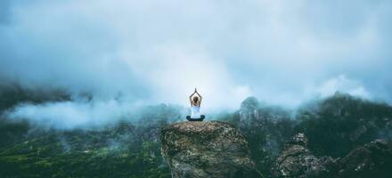 asiático mujer relajarse en el día festivo. jugar Si yoga. en el montaña r foto