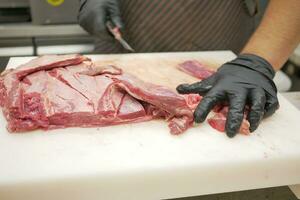 cocineros son preparando carne de vaca para cocinando. foto