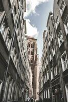 gdańsk, Polonia - agosto dieciséis, 2018 - espectacular ver en el catedral desde el estrecho calle Entre el edificios foto