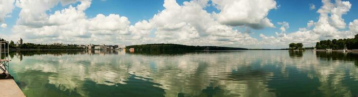 panorama de un lago y azul cielo con nubes foto