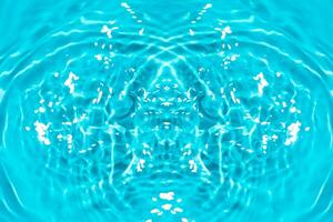 desenfocar borroso transparente azul de colores claro calma agua superficie textura con salpicaduras reflexión. de moda resumen naturaleza antecedentes. agua olas en luz de sol con Copiar espacio. azul acuarela brillar. foto